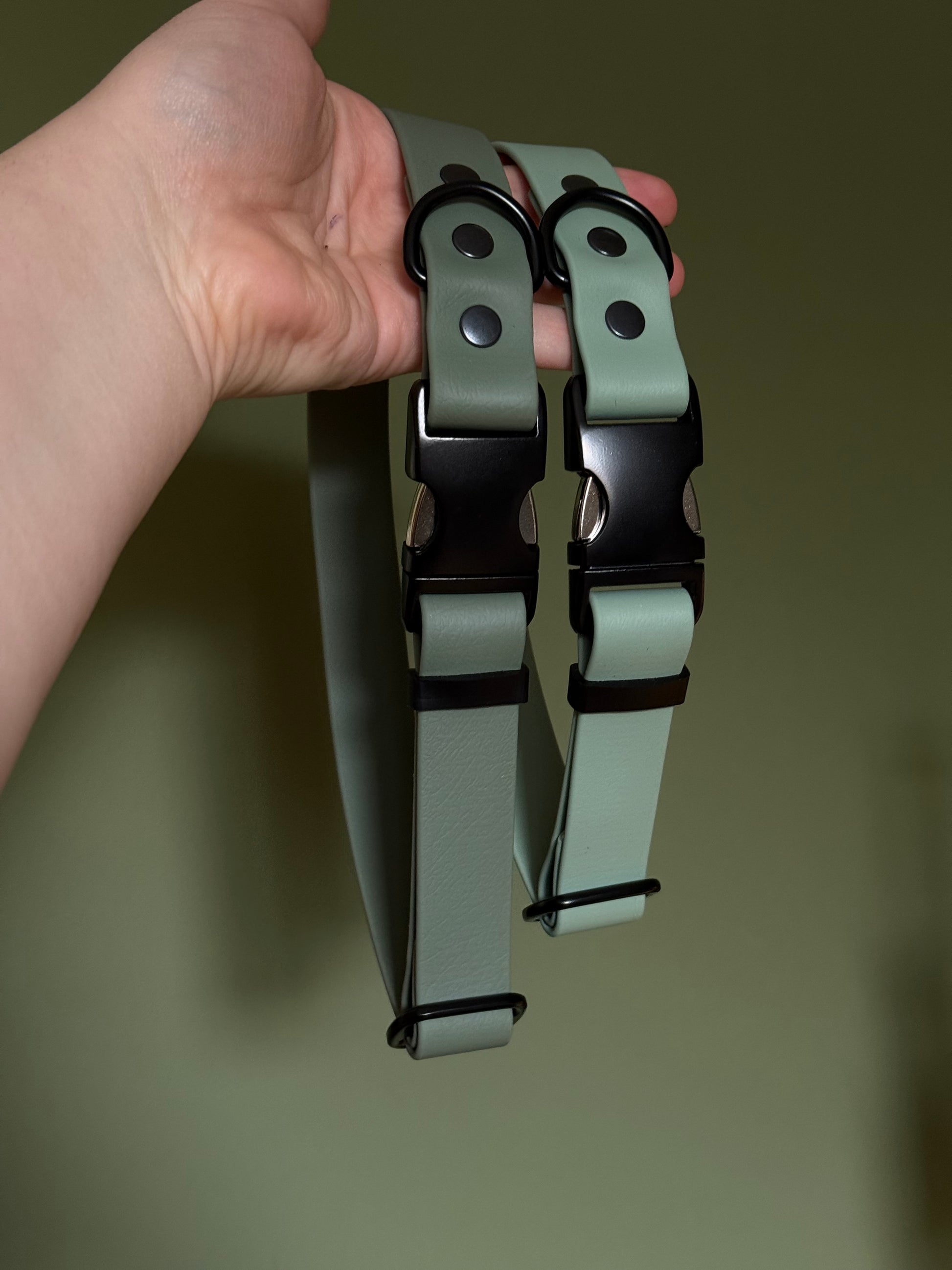 Biothanehalsband mit schwarzer Schnalle, flexibel verstellbar