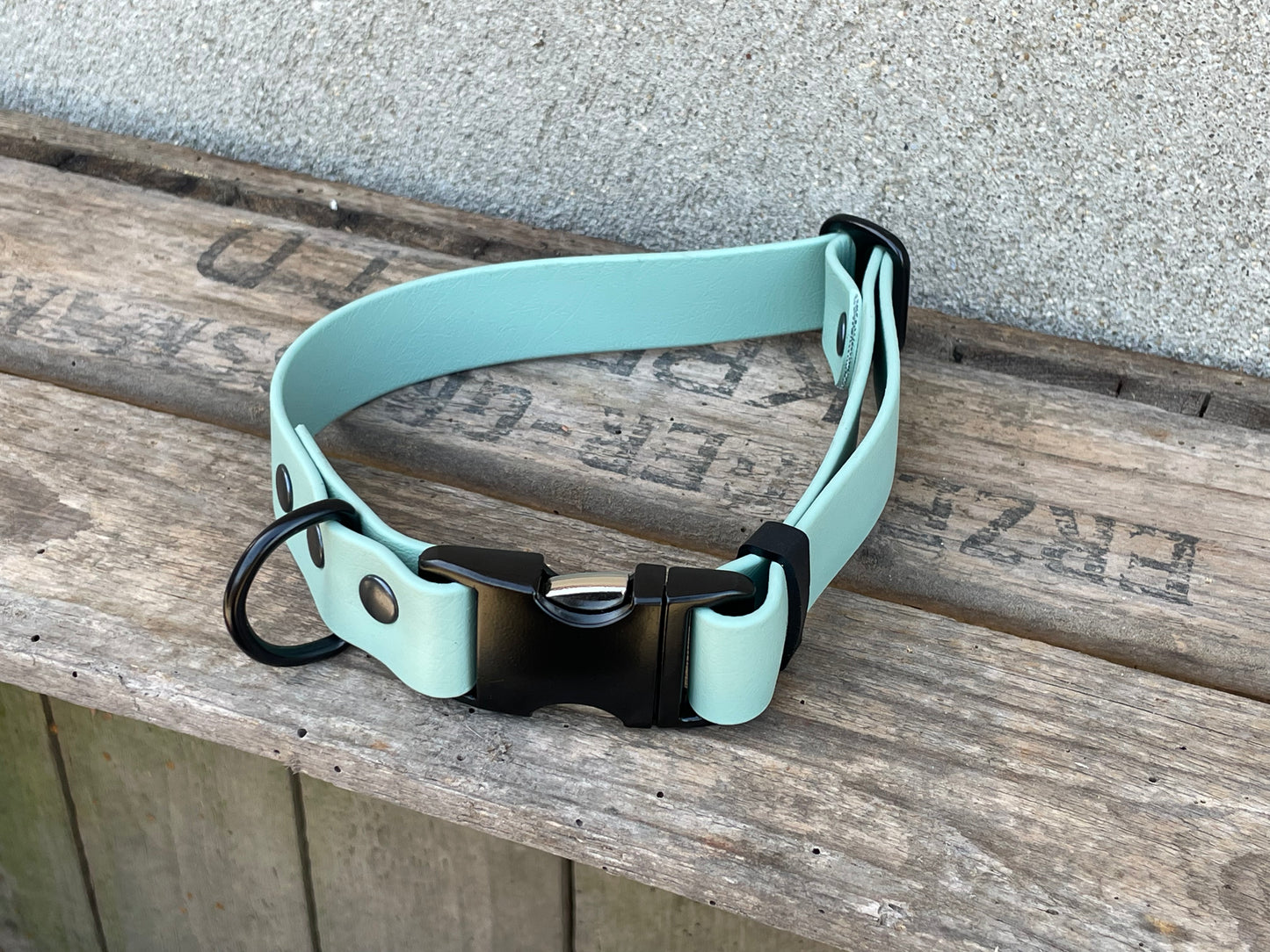 Wasserfestes Biothane-Hundehalsband - Für Abenteuer bereit! | PAWSOME Wasserfestes Biothane-Hundehalsband - Für Abenteuer bereit! | PAWSOME